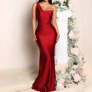 Elegant Red One-Shoulder Evening Gown